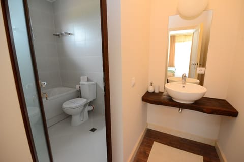 Separate tub and shower, deep soaking tub, free toiletries, hair dryer
