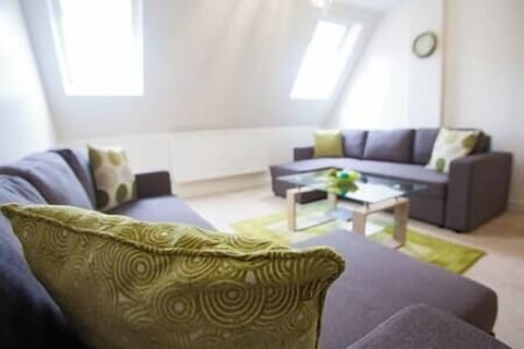 Centrally Located, Luxury Three Bedroom Apartment with En-suite in Swindon