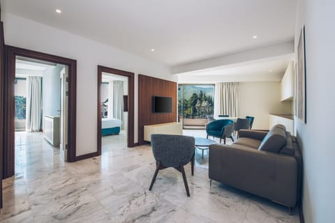 Minibar, in-room safe, individually decorated, individually furnished