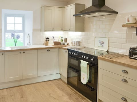 Well-equipped fitted kitchen | Eithinog Ganol, Penygroes, near Caernarfon