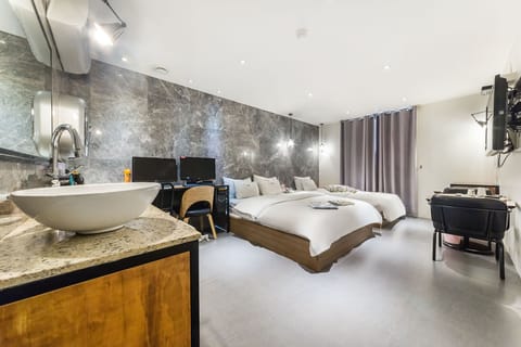 VIP Business Room (Check in time Mon-Thu 6 PM,Fri-Sun 9 PM) | Blackout drapes, free WiFi