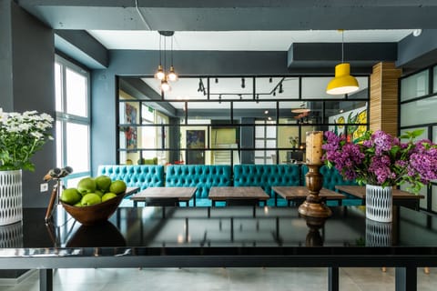 Lobby lounge