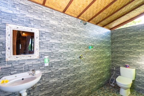 Deluxe Bungalow (Hut Garden View) | Bathroom | Shower, bidet, towels, soap