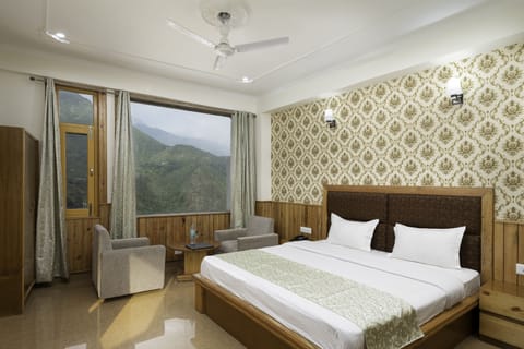 Premium Room | Premium bedding, individually furnished, desk, blackout drapes