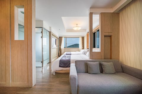 Suite | Hypo-allergenic bedding available, in-room safe, blackout drapes