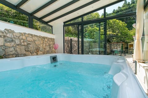 Indoor spa tub