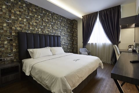 Standard King | Desk, blackout drapes, soundproofing, iron/ironing board