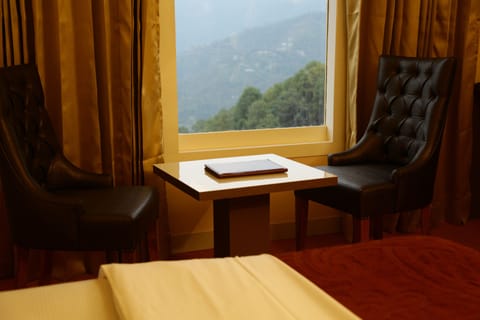 Executive Room, 1 Queen Bed | Rollaway beds
