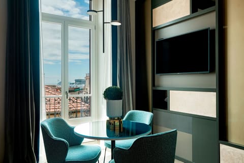 Deluxe Suite, 1 Queen Bed with Sofa bed, Bathtub, City View | Hypo-allergenic bedding, minibar, in-room safe, individually decorated