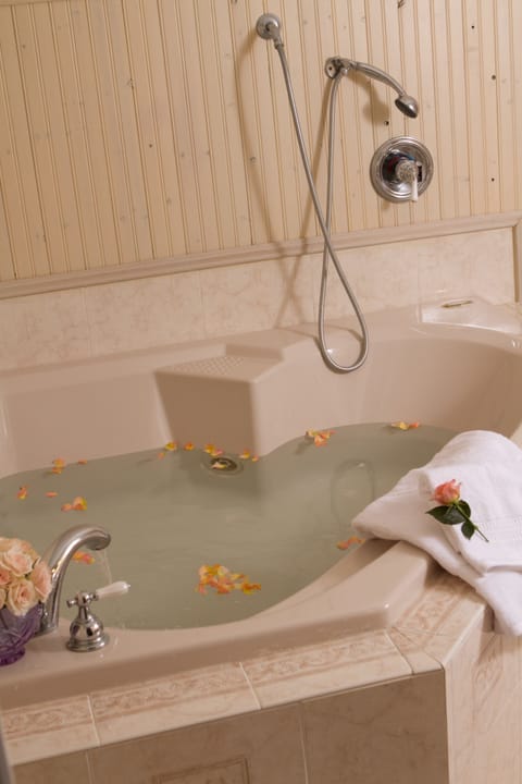 Premium Suite, 1 King Bed | Jetted tub