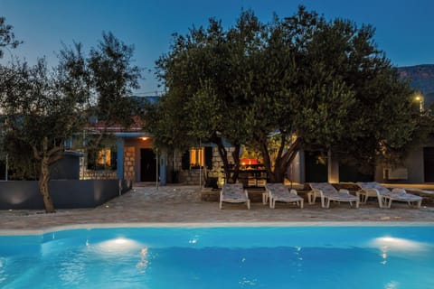 Seasonal outdoor pool, sun loungers
