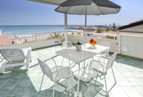 Veranda with sea view