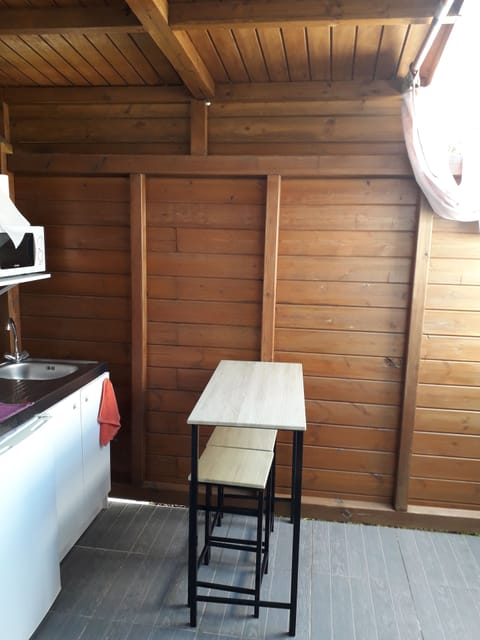 Comfort Suite, 1 King Bed | Private kitchenette | Fridge, microwave, espresso maker, electric kettle