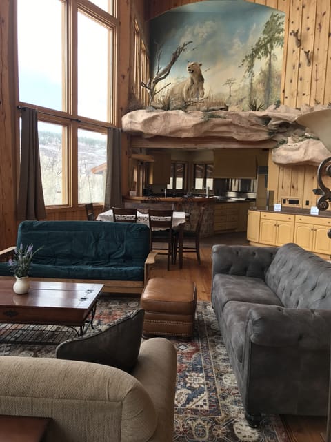 Outstanding open floor living room w extra space for guests!