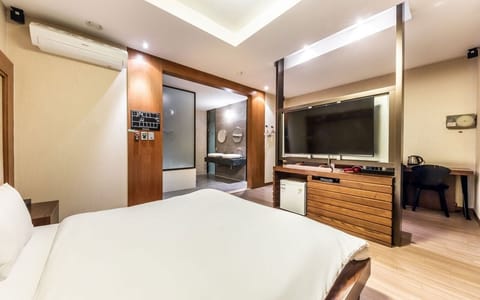 Deluxe Double Room | Individually decorated, individually furnished, blackout drapes