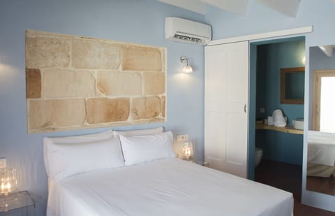 Suite, 1 King Bed, Jetted Tub | Soundproofing, WiFi (free), bed sheets