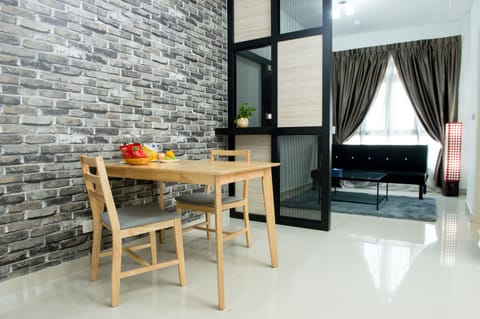 Premier Apartment, 2 Twin Beds | In-room dining