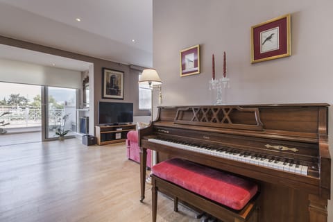 Second floor 
Living room-piano