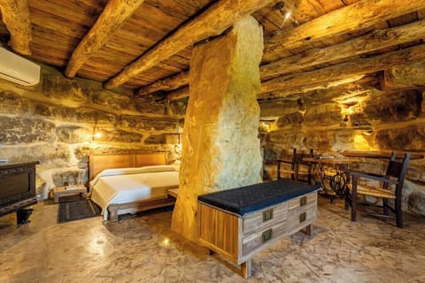 Deluxe Suite | Premium bedding, down comforters, individually decorated