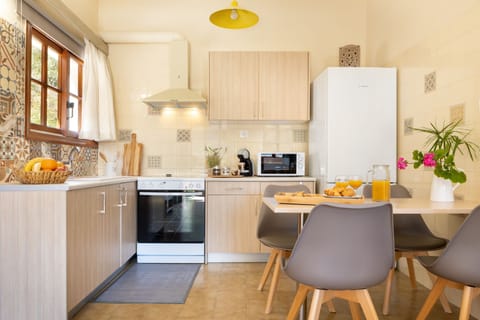 Kitchen & dining area