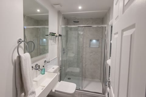 City Quadruple Room | Bathroom | Shower, designer toiletries, hair dryer, towels