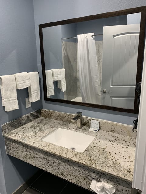 Combined shower/tub, towels