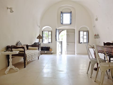 The main hall (canava)