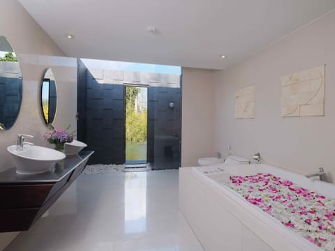 Suite Private Pool Villa | Bathroom | Separate tub and shower, deep soaking tub, rainfall showerhead