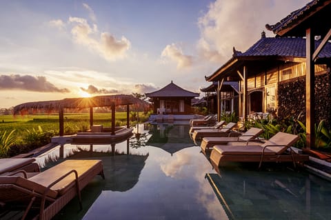 Comfort Room, 1 King Bed, Resort View, Poolside | Sundeck