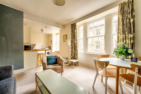 Apartment (1 Bedroom) | In-room dining