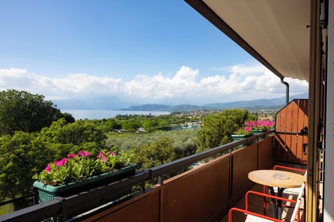 Family Room, Connecting Rooms | Minibar, in-room safe, blackout drapes, WiFi (free)