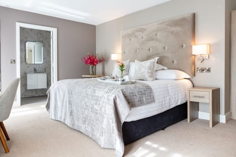 Superior King Room | In-room safe, desk, blackout drapes, soundproofing