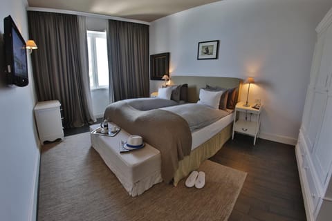 Down comforters, minibar, in-room safe, desk