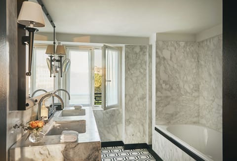 Suite (De La Ville) | Bathroom | Combined shower/tub, designer toiletries, hair dryer, bathrobes