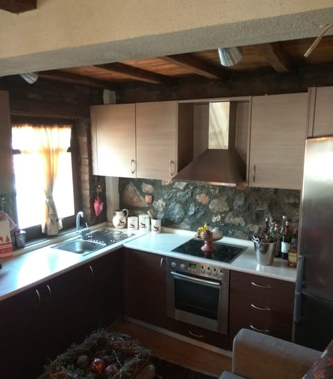 House, 3 Bedrooms, Mountain View | Private kitchen | Full-size fridge, oven, stovetop, coffee/tea maker