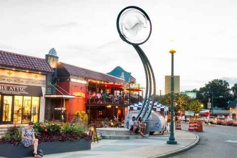 Walk to the rhythm of the city—Lafayette’s and Overton Square are just a short 10 minute walk away.