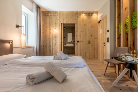 Deluxe Room | Minibar, in-room safe, free WiFi, bed sheets