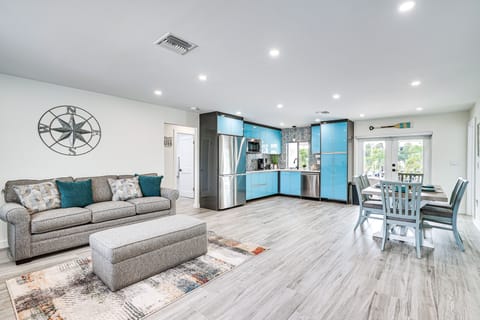 Living Room | Sleeper Sofa | Free WiFi | Smart TV | Central A/C