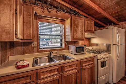 Fully stocked kitchen & dining space — cook your favorite meals or enjoy takeout from Midtown.