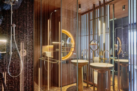 Junior Suite Lake | Bathroom | Free toiletries, hair dryer, towels