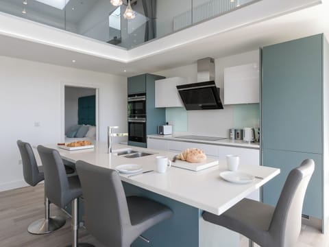 Well-equipped fitted kitchen | The Retreat - Broadstone Barns, Ticknall, near Derby