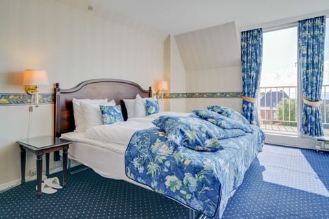 Suite, 1 Queen Bed, Sea View | Living area | Flat-screen TV