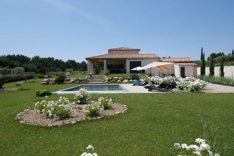 Holiday rentals SAINT-RÉMY-DE-PROVENCE, Alpilles Luxury villa for rent with all comfort, large garden for 10 people. Online reservation with Plaisirs & Maisons de Provence