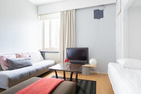 Family Twin Room, Shared Bathroom | Individually decorated, individually furnished, free cribs/infant beds