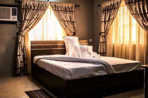 Standard Room | Desk, laptop workspace, blackout drapes, free WiFi