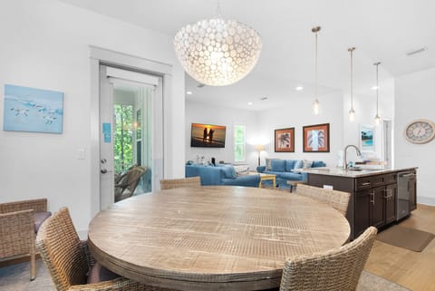 Aqua Vida Dining to Living Views
