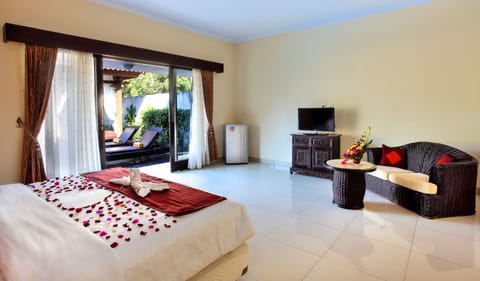 Family Villa, 1 Queen Bed, Pool View, Beachfront | Minibar, in-room safe, desk, blackout drapes