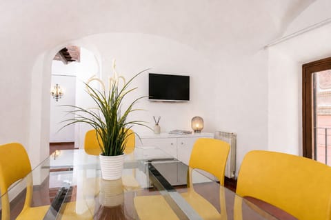 Apartment, 2 Bedrooms | Dining room