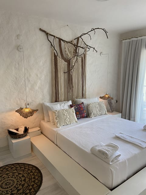 Egyptian cotton sheets, premium bedding, minibar, iron/ironing board