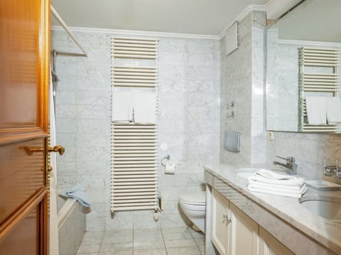 Standard Room | In-room safe, desk, blackout drapes, soundproofing